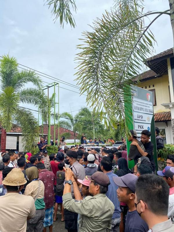 Diduga Minta Foto Bugil Warganya, Kades di Lombok Tengah Didemo