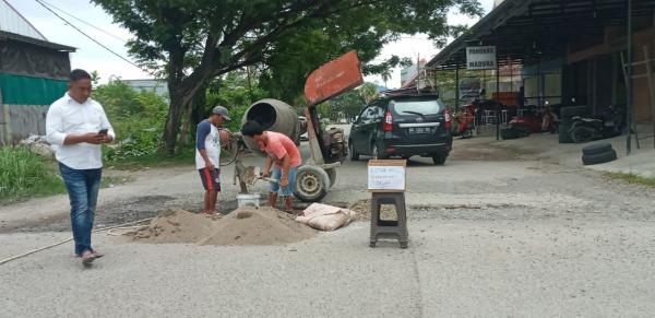 Warga Perbaiki Jalan Berlubang, Pasang Kardus Bertuliskan Kotak Amal