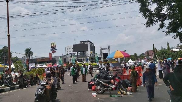 Membeludak, Warga Nahdliyin Saksikan Resepsi Puncak 1 Abad NU dari Balai Desa, Warkop dan Musala