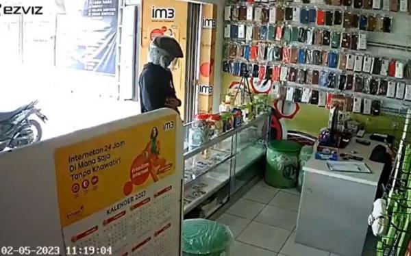 Viral, Pria Pakai Sarung Nekat Onani di Depan Toko Ponsel Terekam CCTV
