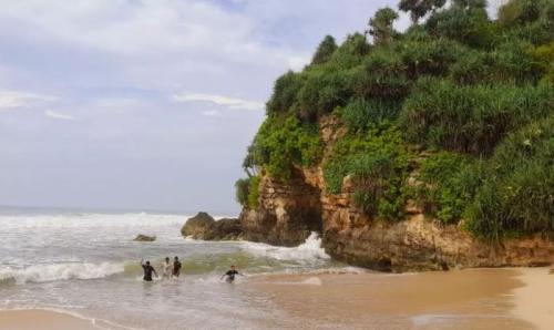 Pantai Watu Kodok: Rute, Lokasi, Fasilitas, Jam Buka dan Harga Tiket Masuk