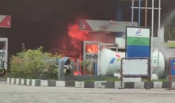 SPBU Alang-alang di Toraja Utara Terbakar, Satu Mobil Pickup Ludes, Satu Orang Mengalami Luka Bakar!