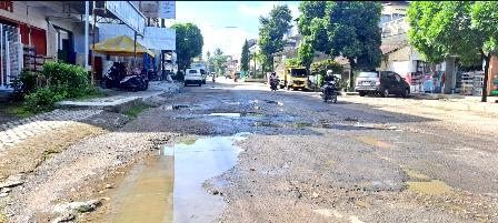 Miris! Habis Hujan Muncullah Jalan Berlubang di Kota Atambua Makin Banyak, Belum Juga Ada Perbaikan