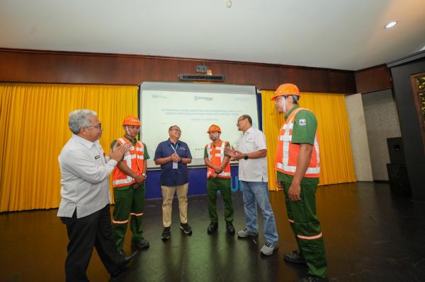 Buktikan Komitmen, Pelindo Bagikan 1.500 APD bagi Pekerja Pelabuhan