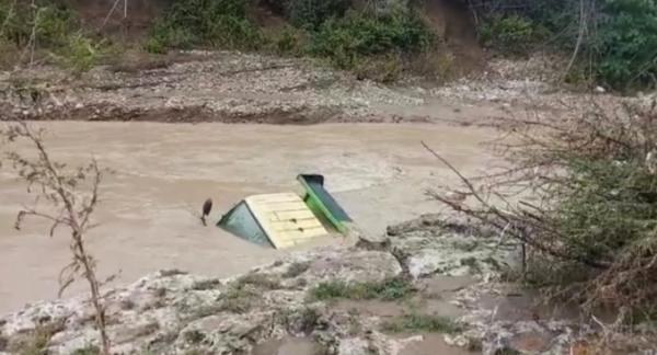 Dua Unit Mobil Dump Truk di Kupang Terjebak Dalam Banjir