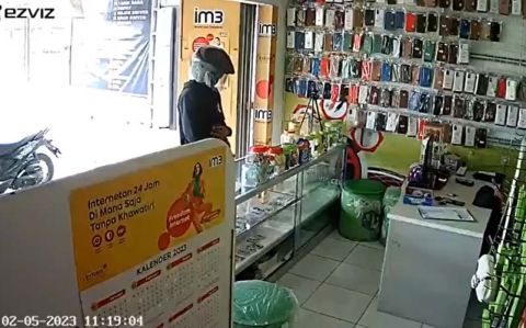 Waduh!  Pria Bersarung Pamer Alat Vital di Depan Konter Ponsel,  Bikin Geger Tasikmalaya