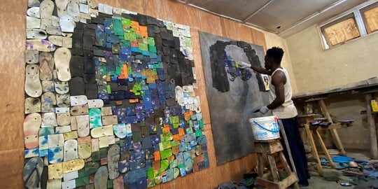 Kurangi Sampah Plastik, Pria Ini Sulap Sendal Bekas Jadi Karya Seni yang Menakjubkan