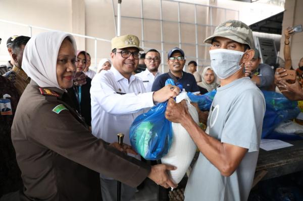 Pj Bupati Aceh Utara Serahkan Sembako Murah Dalam Operasi Pasar Tanggap Inflasi