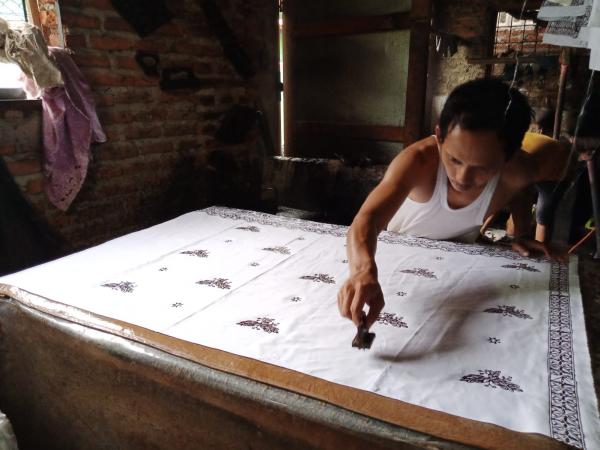 Kondisi Ekonomi Perajin Batik di Cirebon Mulai Pulih, Sehari Mampu Jual 100 Kain Batik