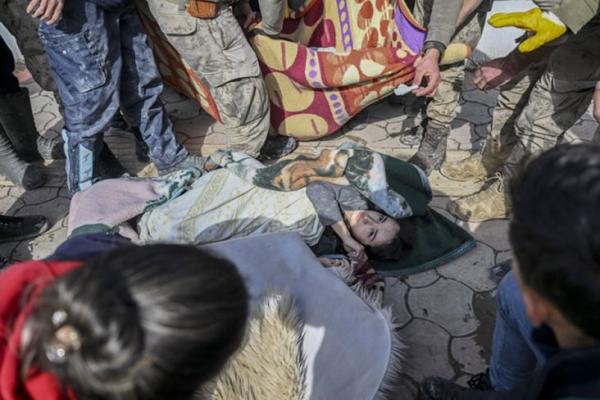 33 Jam Terjebak di Reruntuhan Beton, Ibu dan 2 Putri Korban Gempa Turki Berhasil Dievakuasi