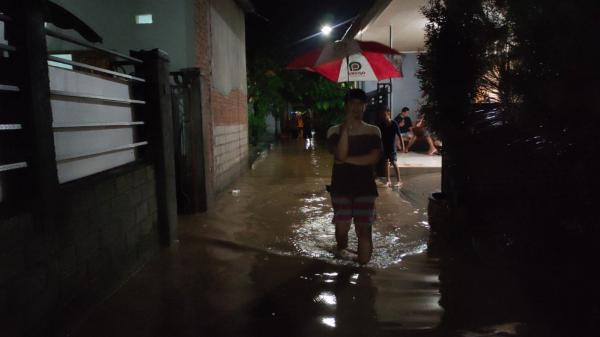 Saluran Air Tersumbat Batang Kayu, 12 Rumah Tergenang Banjir