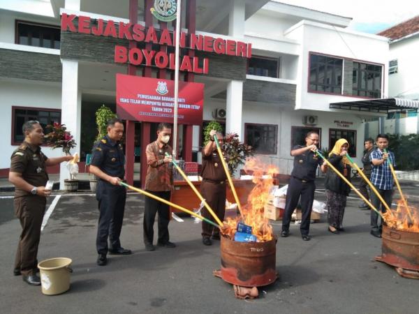 Kejaksaan Negeri Boyolali Musnahkan Barang Bukti 52 Perkara Pidum