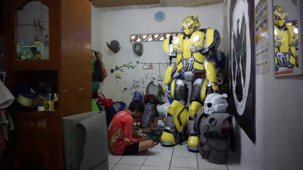 Sempat Gagal, Pembuat Kostum Robot di Depok Kini Dapat Pesanan Dari Berbagai Daerah di Indonesia