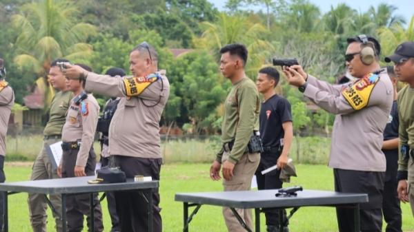 Tingkatkan Kemampuan Menembak, Kapolres Lutra Latihan Bersama Personil