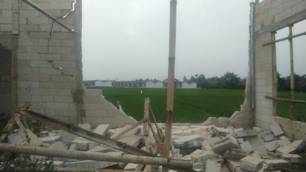 Bangunan Mushola di Purwasari Karawang Ambruk Diterpa Angin Kencang