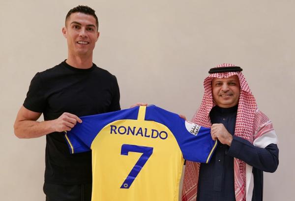Bintang Al Nassr Bereaksi Saat Ronaldo Ambil Ban Kapten Walaupun Pemain Baru