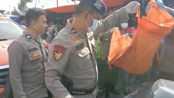 Geger! Mayat Membusuk Terbungkus Karpet Dievakuasi Polisi dari Dalam Pasar Raya Padang