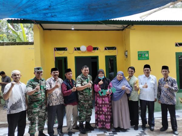 Dandim 0602/Serang Serahkan kunci Rumah program bedah RTLH di Kecamatan Bandung Kabupaten Serang