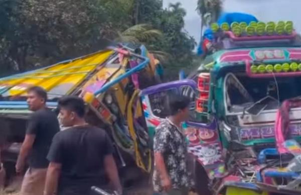 Ugal-ugalan di Jalan, Bus Murni Vs Truk Jagung adu Banteng di Brastagi