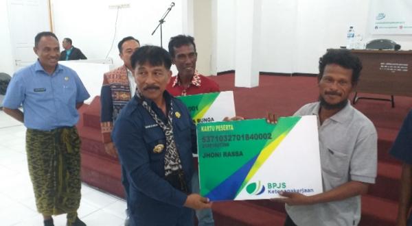 Penyerahan Kartu BPJS Ketenagakerjaan Bagi Nelayan Kota Kupang