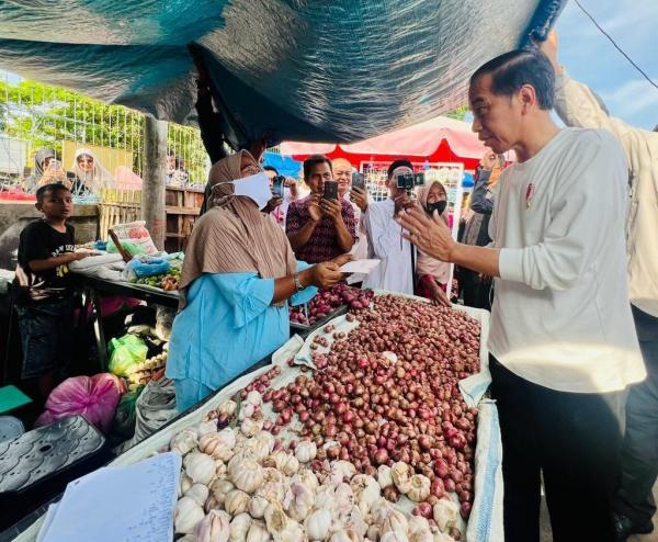 Kunjungi Pasar Batuphat Timur, Presiden Cek Harga Komoditas sambil Berbelanja
