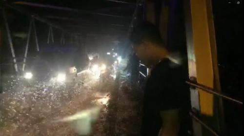 Terobos Jutaan Laron di Tengah Jalan, Pengendara Motor Jatuh Bergulingan