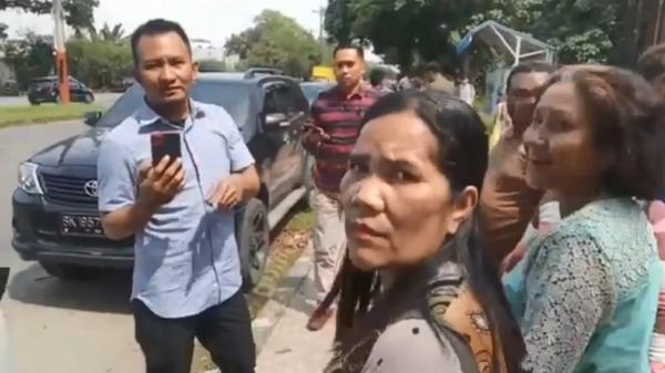 Pria Ngaku Paspampres Aniaya Warga yang Hendak Bertemu Presiden Jokowi di Medan