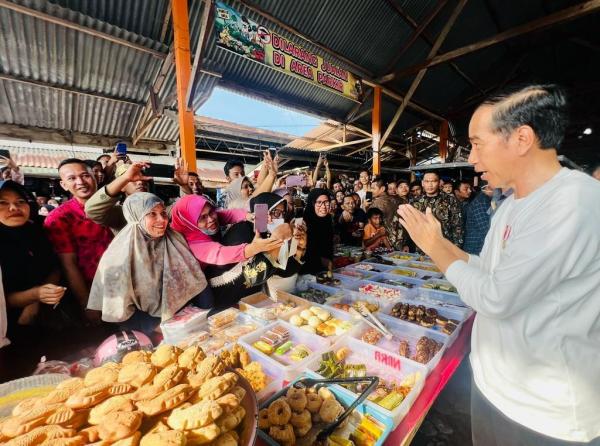 Kunjungi Pasar Batuphat Timur, Presiden Sapa Warga hingga Beri Sepeda