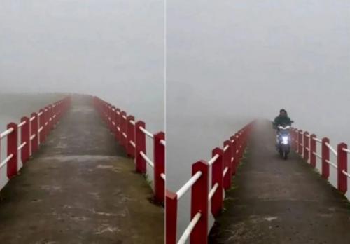 Astaga ! Jembatan Danau Ditutupi Lautan Kabut Putih, Videonya Viral di Media Sosial 