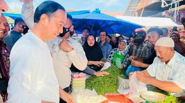 Presiden Jokowi Mengecek Harga Sejumlah Komoditas Sambil Belanja di Pasar Lhokseumawe