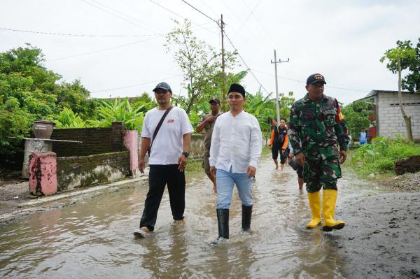 Wakil Bupati Mojokerto Tinjau Lokasi Banjir Mojokerto, Beri Bantuan Sembako ke Warga Terdampak