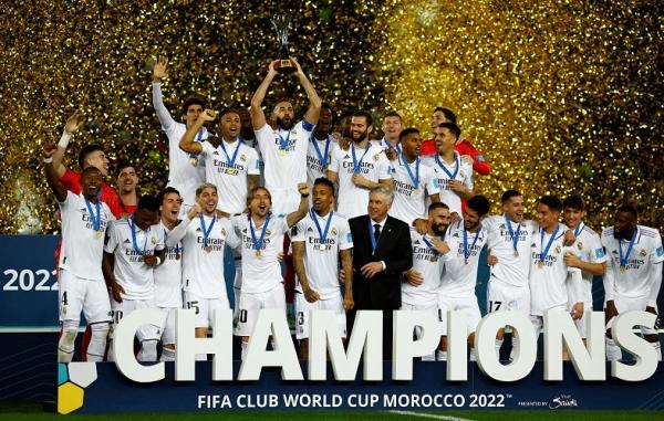 Real Madrid Angkat Trofi Piala Dunia Antar Klub 2022