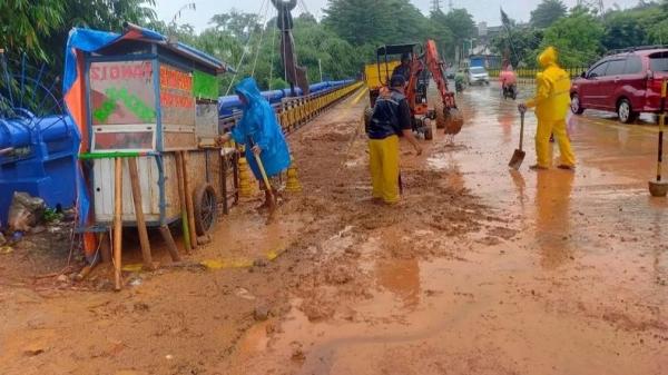Hujan Lebat Akibatkan Tanah dan Lumpur Tutupi Jembatan di Depok