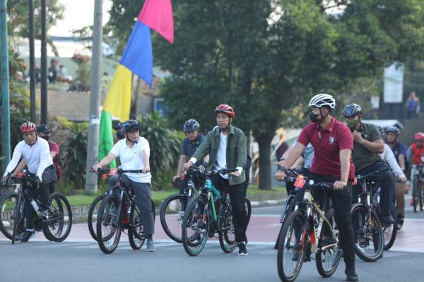 Presiden Jokowi Keliling Kota Medan dengan Gowes Sepeda