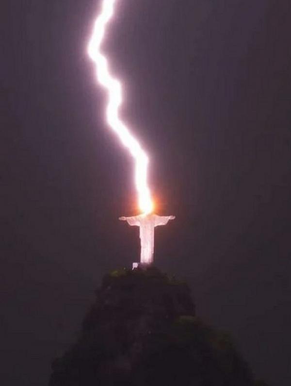 Viral, Kepala Patung Patung Kristus di Brasil Disambar Petir dan Hasilkan Pemandangan Unik