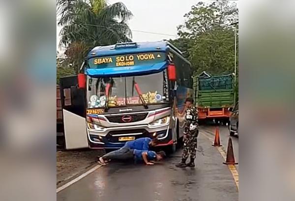 Ugal-ugalan di Jalan, Sopir Bus Dihukum Push-up oleh Anggota TNI