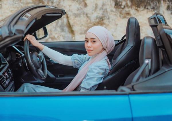 Lesti Kejora Pamer Foto Kendarai Mobil Sport, Netizen Soroti Hijabnya