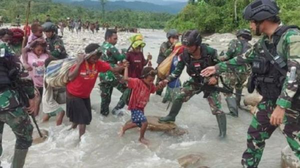 Diteror KKB, Pasukan Raider dan Brimob Selamatkan 167 Warga Paro Setelah Jalan Kaki 5 Hari