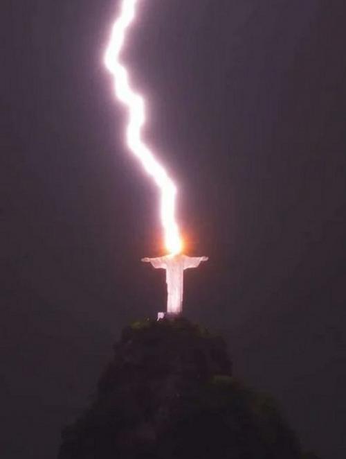 Takjub! Saat Petir Sambar Kepala Patung Kristus sang Penebus di Brasil