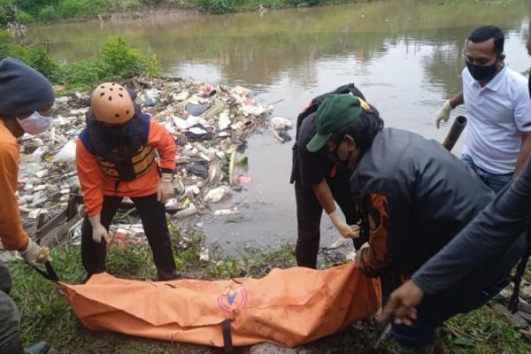 Pencari Ikan Temukan Mayat Wanita Mengambang di Kali CBL Tambun