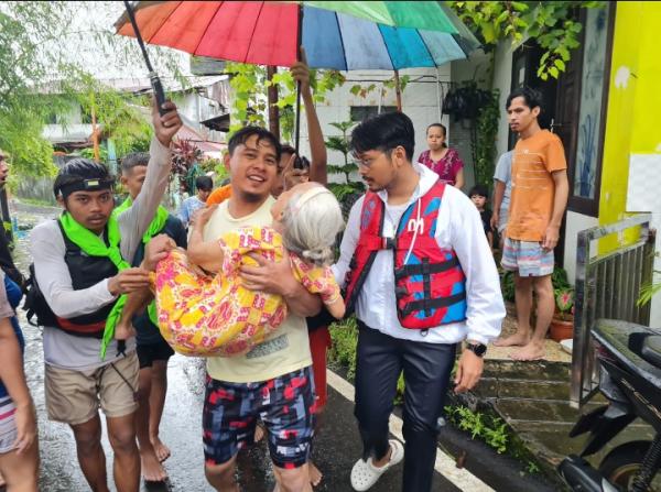 Dokter Udin Malik Bersama BPBD Kota Makassar Terjun Langsung Pantau Korban Banjir di Pengungsian