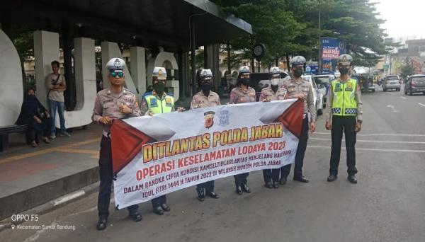 Operasi Keselamatan Lodaya 2023, Polda Jabar Beri Edukasi Tertib Berlalu Lintas di Alun-alun Bandung