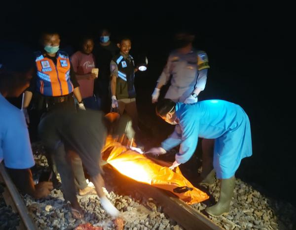 Pria Tanpa Identitas Tertabrak Kereta Api di Cilacap, Polisi: Korban Duduk di Tengah Rel
