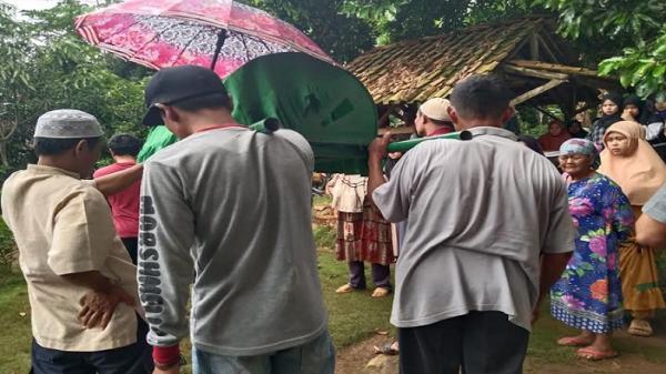 Pasutri di Cikembar Sukabumi Tertimpa Pohon Kelapa, Istri Tewas Seketika Sang Suami Kritis