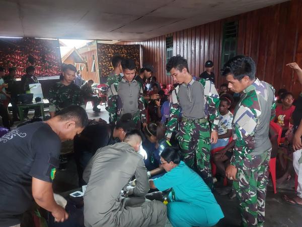 Di Evakuasi Aparat TNI Polri, Ratusan Warga Distrik Paro Berjalan Kaki 5 Hari, Hindari Gangguan KST