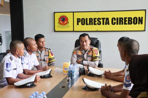 Pelajar SMK di Cirebon Gagalkan Aksi Penjambretan, Polisi Beri Penghargaan
