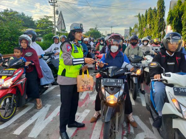 Momen Valentine Day, Polantas Bagikan Cokelat dan Bunga pada Pengguna Jalan di Pemalang