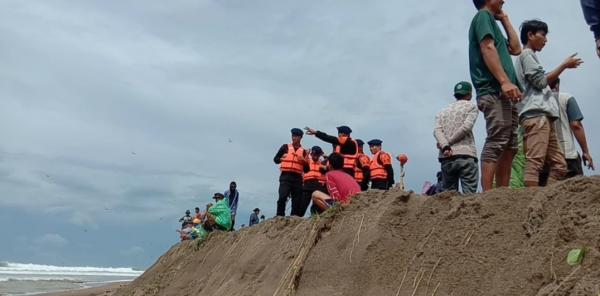 Warga Hanyut di Muara Sungai Cisiih, Tim SAR Brimob Polda Banten Kerahkan Personel Bantu Pencarian