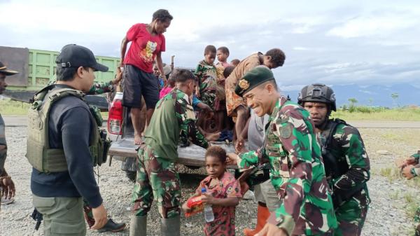 Tim Gabungan TNI Polri Evakuasi Puluhan Warga Distrik Paro Dari Gangguan KST