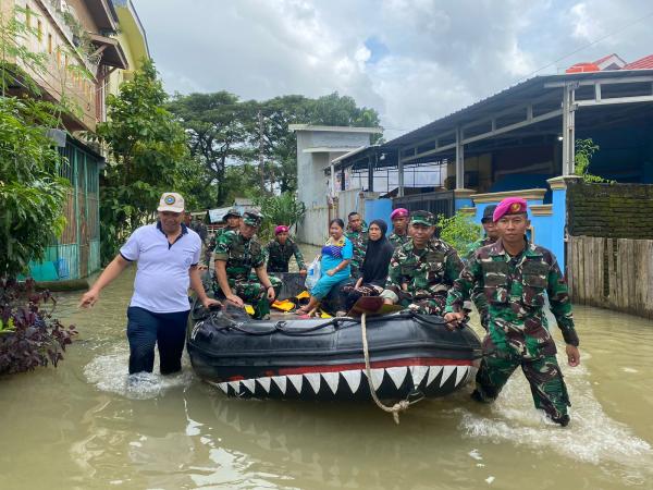 Satgas Siaga Bencana Lantamal VI Bantu Evakuasi Korban Banjir di Pattene